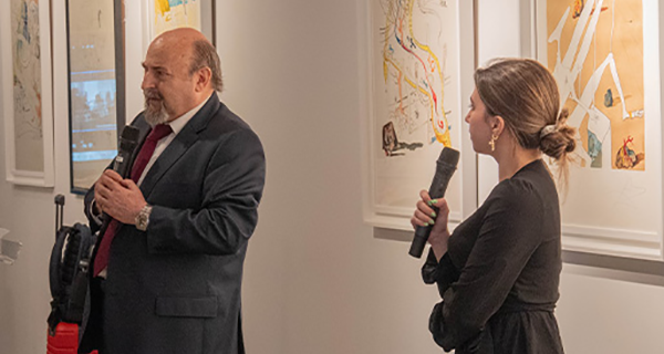 Federico Fernández, director de la obra cultural de UNEATLANTICO, y Andrea Alvear, profesora del grado de Traducción e Interpretación, en la sesión inaugural.